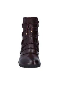 Las botas de tobillo de cuero burdeos cuentan con un acabado suave, punta redondeada y cordones decorativos con acentos metálicos. Suela de goma para mayor tracción.