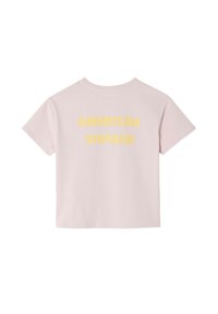 Šviesiai rožinė medvilninė marškinė su trumpomis rankovėmis ir apvaliu iškirpimu. Ant nugaros yra ryškių geltonų raidžių užrašas "AMERICAN VINTAGE".