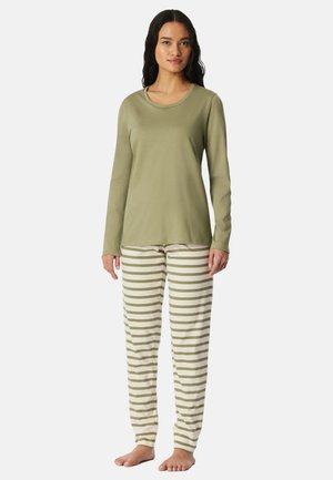 Jasnozielona bluzka z długim rękawem w połączeniu z kremowo-oliwkowymi spodniami do spania w paski. Miękki materiał i luźny krój, odpowiednie do noszenia w domu.