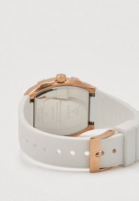 Witte siliconen horloge met een gestructureerde band, roségouden roestvrijstalen kast en zichtbare hardwaredetails. Waterbestendig, minimalistisch ontwerp.