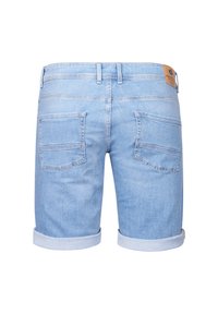 Shorts in denim azzurro chiaro con risvolti, dotati di due tasche posteriori e una toppa in pelle marrone sulla vita.
