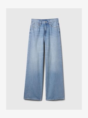 Jeans in denim blu chiaro a gamba larga con tasche frontali, passanti per cintura e chiusura con bottone e zip.