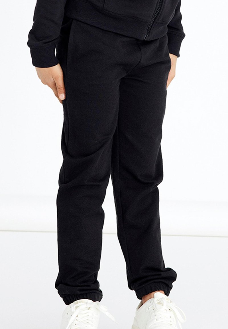 Schwarze Sweatpants mit elastischen Bündchen und Bund, aus weichem Stoff. Seitentaschen mit entspannter Passform und minimalen Nähten für zusätzlichen Komfort.
