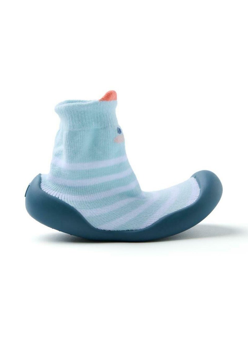 Chaussure en tissu avec une conception rayée bleu clair, semelle en caoutchouc, texture douce et bout arrondi. Présente de petites touches orange et bleue.