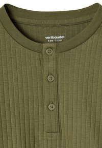 Rippiges olivgrünes Strickhemd mit rundem Halsausschnitt und drei passenden Knöpfen vorne, gekennzeichnet für Größe 6 Jahre und 116 cm Körpergröße.
