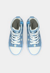 Μπλε καμβά ψηλά sneakers με λευκά κορδόνια, κεντήματα με λουλούδια και λευκή λαστιχένια μύτη.