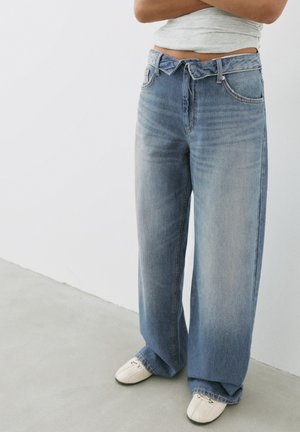 PULL&BEAR RELAXED FIT HIGH-WAIST WITH TURN-UP WAIST - BAGGY JEANS - Baggy jeans - blue