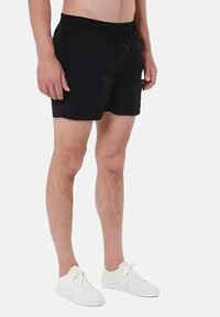 Shorts de bain noirs en tissu lisse, dotés d'une taille élastique avec cordon de serrage. Le design est simple et fonctionnel, sans motifs.