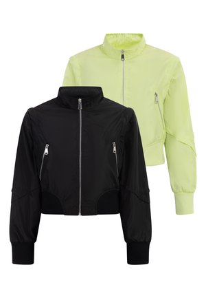 Deux vestes courtes avec col montant et fermetures éclair à l'avant, une noire avec poches zippées, l'autre vert clair avec une poche zippée sur la poitrine.