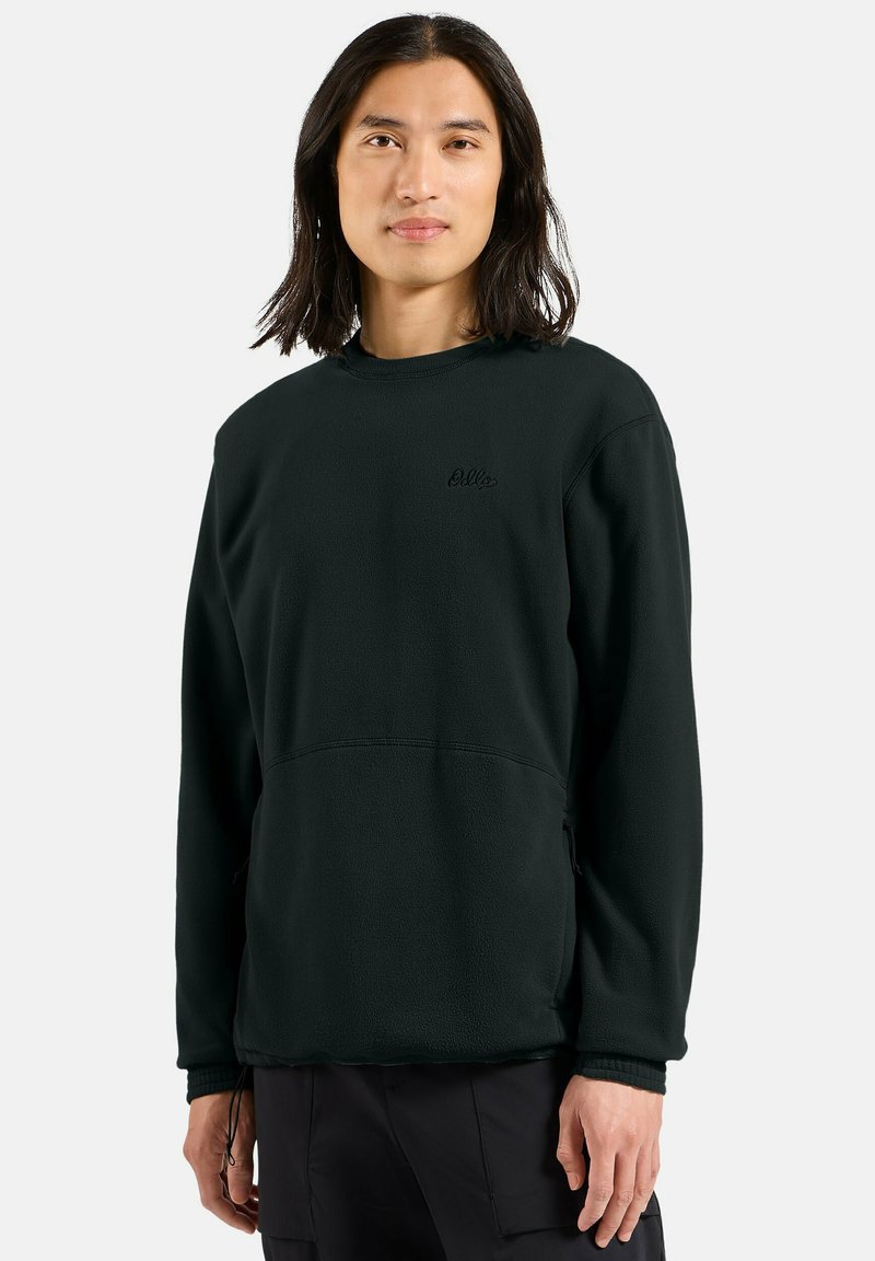 Schwarzer Fleecepullover mit Rundhalsausschnitt, überschnittenen Schultern und Seitentaschen. Verziert mit einem kleinen, gestickten Logo auf der Brust. Weiche Textur.