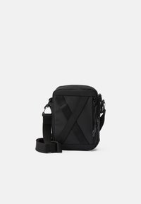 Borsa a tracolla rettangolare nera con design a motivo X, realizzata in tessuto liscio, dotata di chiusura con zip e tracolla regolabile.