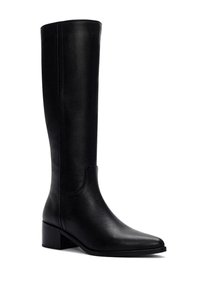 Bota de cuero negro hasta la rodilla con un diseño elegante, punta redondeada y un tacón bajo. Presenta una textura suave y un detalle mínimo.