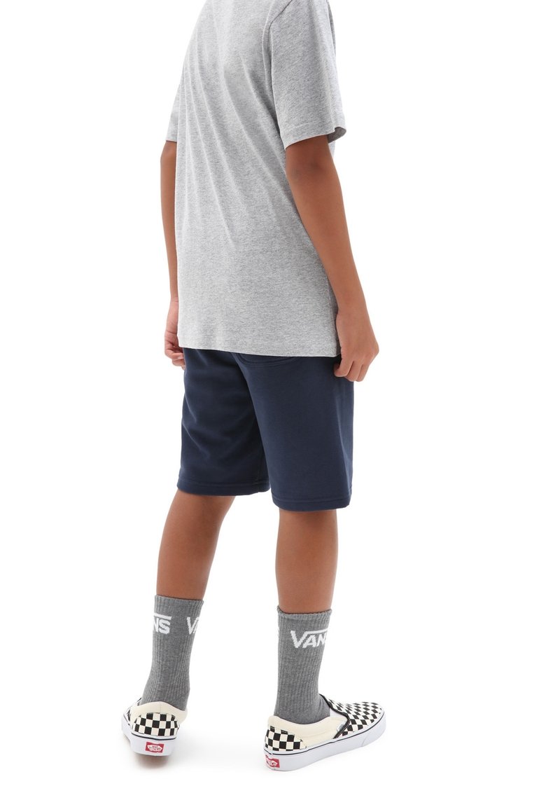 Szara koszulka krótki rękaw, granatowe szorty, szare skarpetki Vans i buty typu slip-on w kratkę, widok z tyłu. Prosty, casualowy zestaw.