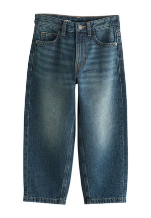 Blå falmede denimjeans med forlommer, bæltestropper og knaplukning, vist mod en hvid baggrund.