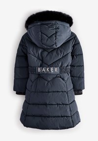 Mørkeblå pufferjakke med hætte foret med pels, elastisk talje med logo og chevron-quiltet mønster på kroppen og ærmerne.