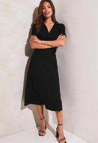 Lipsy SHORT RUCHED SLEEVE KNOT SIDE MIDI PETITE - Dzsörzéruha - black