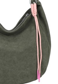 Groene suede tas met een zachte textuur, gebogen vorm en een roze gevlochten detail aan de rits. Bevat zilveren hardwareaccenten.