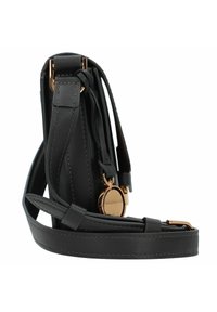 Borsa a mano in pelle nera con texture liscia, dettagli in hardware dorato, tracolla regolabile e un charm rotondo. Design compatto e strutturato.