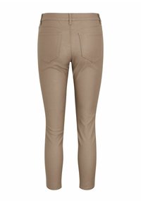 Pantalon beige ajusté à taille mi-haute, texture lisse, avec des poches arrière ornées d'un détail de couture subtil.