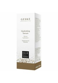 Witte verpakking met gouden accenten, met "GESKE Hydraterend Serum" en details in het zwart. Bevat hyaluronzuur en vitamines. 30 ml.