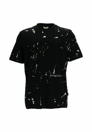 Camiseta de algodón negra con cuello redondo, con un diseño salpicado en blanco y beige claro, y un pequeño acento de texto cerca del dobladillo.