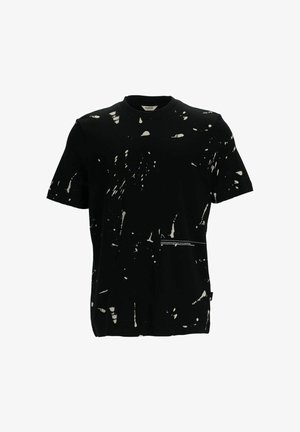 Crna pamučna majica s kružnim izrezom, s mrljastim dizajnom u bijeloj i svijetlosmeđoj boji, te malim tekstualnim detaljem blizu rubа.