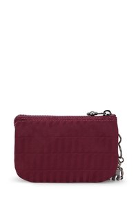 Burgundy dragkedjefodral med en strukturerad ribbad design, med en metallnyckelring fäste och förstärkt sömnad längs kanterna.