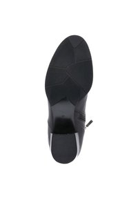 Zwarte schoen met een ronde neus en een getextureerde rubberen zool. Voorzien van een zijrits en een glad leren bovenwerk, ontworpen voor een veilige pasvorm en comfort.
