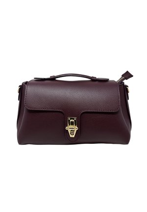Borsa in pelle color bordeaux intenso con forma strutturata, patta frontale, dettagli in metallo dorato e tasca laterale con cerniera.