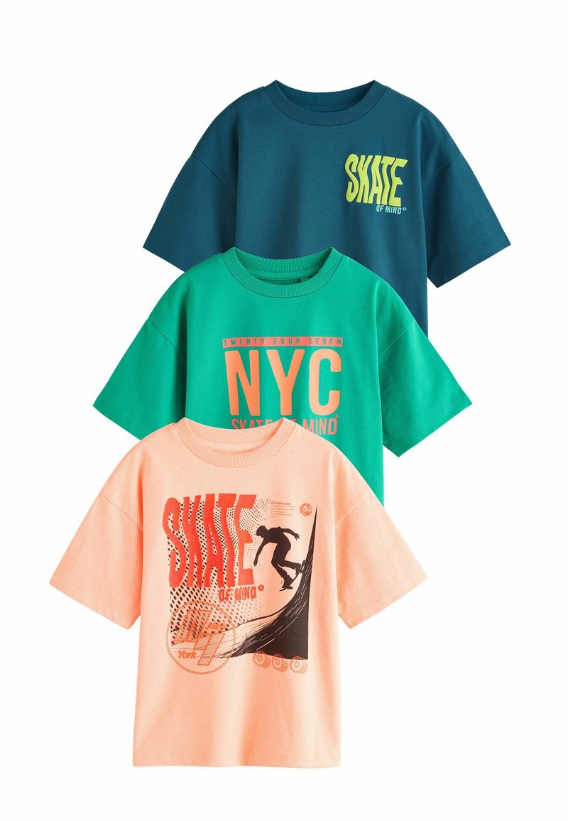 Tři trička naskládaná na sobě: tmavě modrozelené s nápisem "SKATE", neonově zelené s "NYC" a korálové s grafickým designem zobrazujícím skateboardistu. Bavlněný materiál.