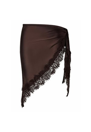 Falda cruzada asimétrica de color marrón oscuro con adorno de encaje a lo largo del dobladillo inclinado y detalle de nudo atado en un lado.