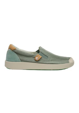 Zapato casual tipo slip-on en tejido verde claro con suela beige y detalles en cuero marrón claro en el talón y botón lateral.