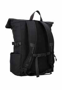 Schwarzer Rolltop-Rucksack mit gepolsterten Schultergurten, verstellbaren Brust- und Taillenschnallen, Seitentasche und einem oberen Tragegriff.