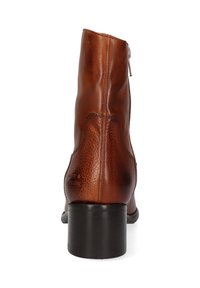 Bottine en cuir marron avec une finition texturée, une fermeture éclair à l'arrière et un petit talon noir. Conçue pour la durabilité et le confort.