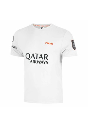 Wit sportshirt met korte mouwen met "QATAR AIRWAYS" logo op de voorkant, oranje "nox" tekst op de borst en een zwarte mouwpatch op de rechterarm.