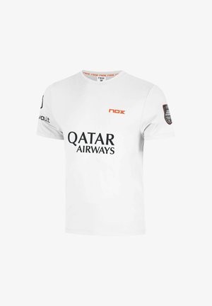 Wit sportshirt met korte mouwen met "QATAR AIRWAYS" logo op de voorkant, oranje "nox" tekst op de borst en een zwarte mouwpatch op de rechterarm.