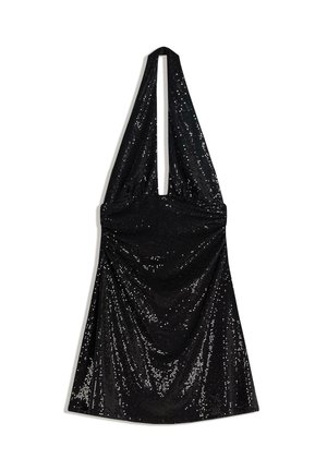 Fekete pánt nélküli mini ruha, amely drapált dizájnnal és fényes flitteres textúrával rendelkezik, mély dekoltázzsal és nyitott hátrészel, amely további részletekkel gazdagítja a megjelenést.