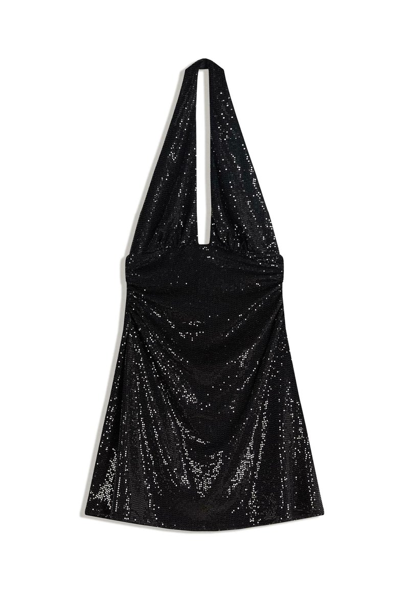 Crna halter mini haljina s drapiranim dizajnom i sjajnom teksturom od šljokica, s dubokim dekolteom i otvorenim leđima za dodatne detalje.