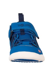 Chaussure d'enfant bleue avec une tige en maille, une bande auto-agrippante et une semelle en caoutchouc. Caractérisée par le logo "TROLLKIDS" et un petit détail de drapeau national.