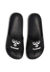 Svarta halkskyddssandaler i slät gummi, med en bred svart rem med en vit logotyp och en minimalistisk design. Platt sula för komfort.
