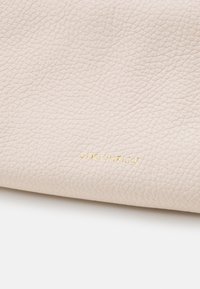 Coccinelle AURA - Sac à main - white