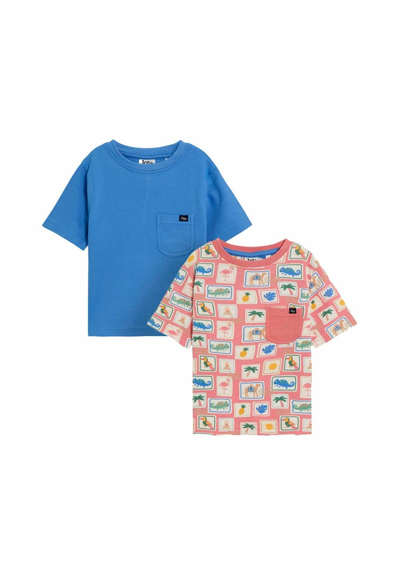 Du vaikiški marškiniai: vieni solidžiai mėlyni su kišene, kiti rožiniai su spalvinga tropine raštu. Abu turi trumpas rankoves ir apvalius kaklus.