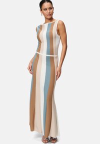 Robe maxi sans manches en tricot avec des rayures verticales dans des tons de bleu clair, beige et marron. Silhouette ajustée avec une taille bien définie et une texture lisse.