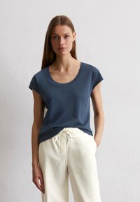 Marc O'Polo - OVERCUT SLEEVES DEEP ROUND NECK - Basic T-shirt - muted blue Thumbnail Image 1