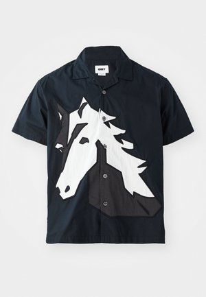 Kurzarmhemd aus dunkelblauem Stoff mit einem weißen und schwarzen Pferdekopf-Patch auf der Vorderseite, Knopfverschluss und klassischem Kragen.