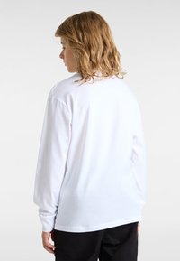 Weißes Langarmshirt aus Baumwolle mit Rundhalsausschnitt und lässiger Passform. Der Rücken zeigt eine glatte Textur mit leicht herabgesetzten Schultern.