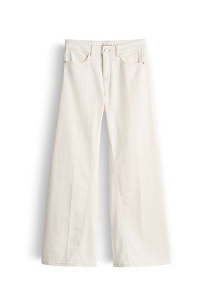 Roomkleurige wijde jeans met steekzakken aan de voorkant, riemlussen en een knoopsluiting, platliggend op een witte achtergrond.