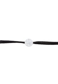 Zwarte suède armband met een gestructureerde zilveren ronde metalen accent in het midden, met aan beide kanten twee smalle banden.