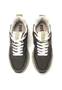 Sneaker verde scuro e burgundi con lacci bianchi. Presentano una suola testurizzata, materiali a contrasto e un design cucito con accenti del logo.