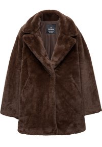 Manteau en fausse fourrure marron avec larges revers, manches longues et deux poches avant, étiqueté Pull&Bear, fabriqué au Cambodge.